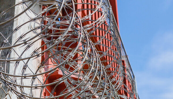 What Is Razor Wire? A Complete Guide To High-Security Perimeter Fencing ...